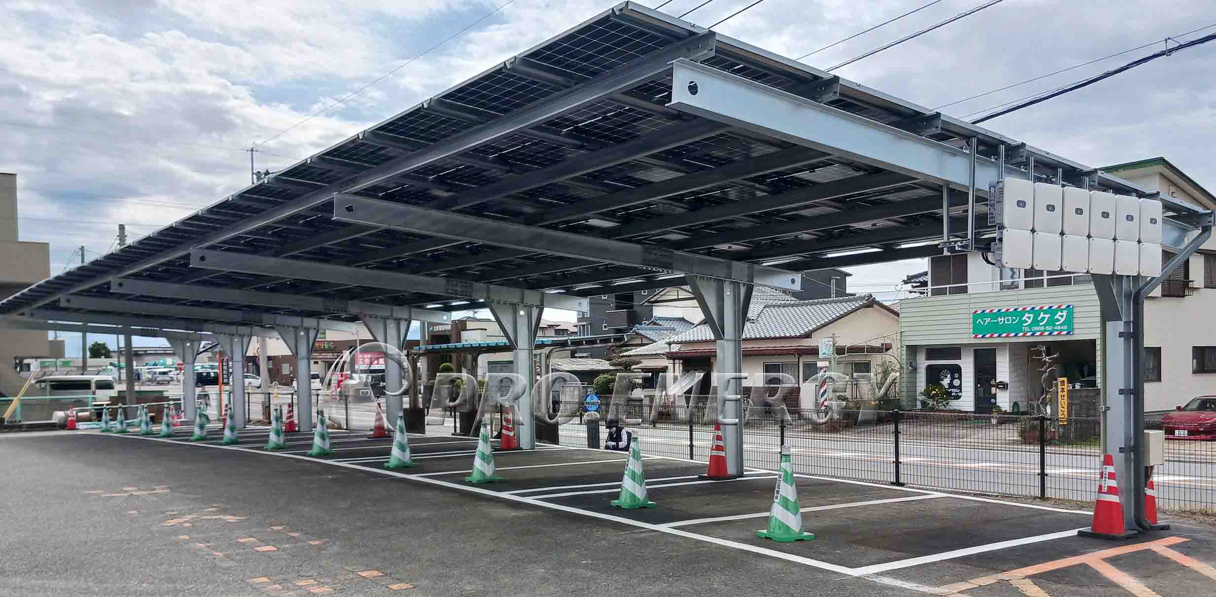 日本における50kW炭素鋼製ソーラーカーポートソリューション