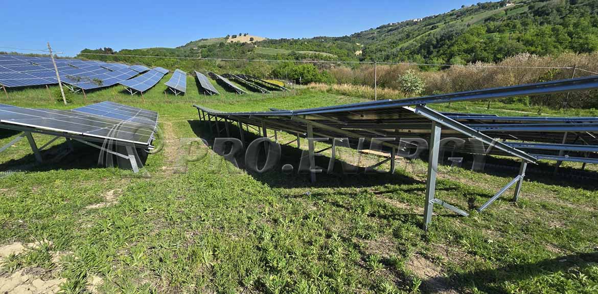 1MW斜面太陽光発電架台システムソリューション