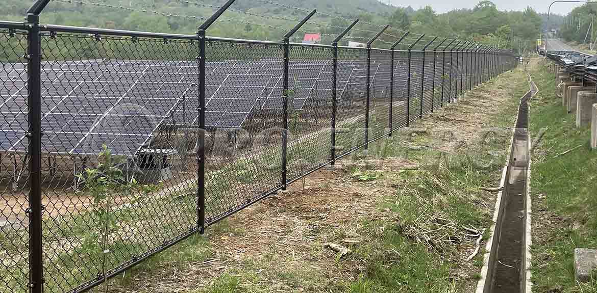 登攀防止スパイク付きブラウンチェーンリンクフェンス – 発電所周辺セキュリティソリューション