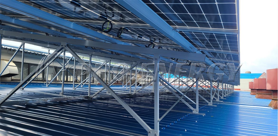 2MWp金属屋根用太陽光発電三角ブラケット取り付けシステム